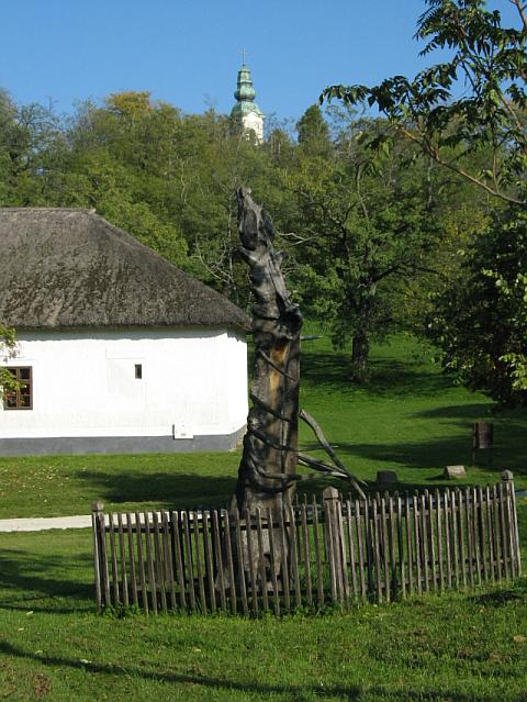 loszobor.jpg (80702 bytes)